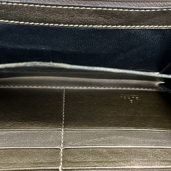 Gucci metallic zippy wallet with nice zipper pull. Good condition. Vintage. - Picture 7 of 16